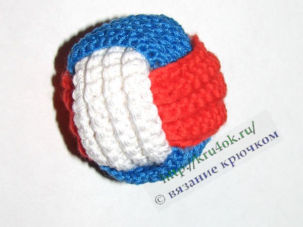 трехцветный мячик крючком