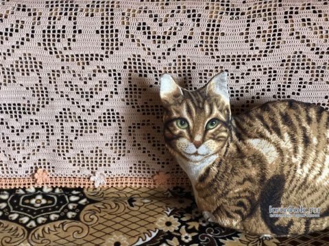 Оригинальная цветная салфетка Люблю кошек. Работа Надежды Борисовой вязание и схемы вязания