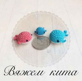 Игрушка мини-кит амигуруми крючком