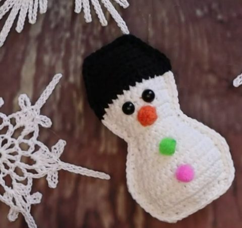Нарядный снеговик - простая игрушка крючком