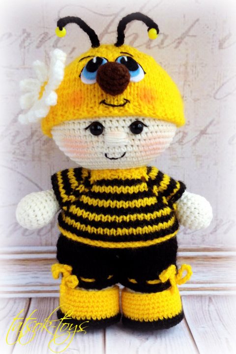 Пупс - малыш в костюме пчелки связан крючком