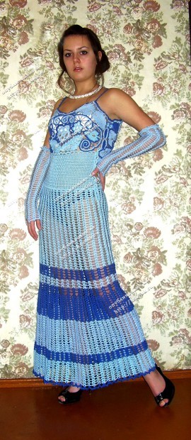 Голубое платье, связанное крючком