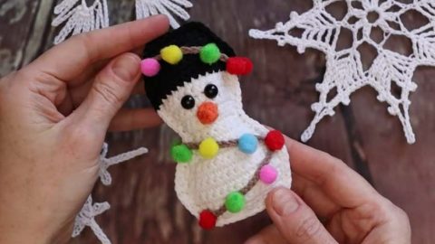 Нарядный снеговик - простая игрушка крючком