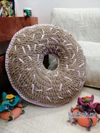 Декоративная подушка-пончик из толстой плюшевой пряжи, связанная крючком. Работа Светланы
