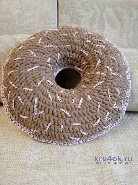 Декоративная подушка-пончик из толстой плюшевой пряжи, связанная крючком. Работа Светланы вязание и схемы вязания