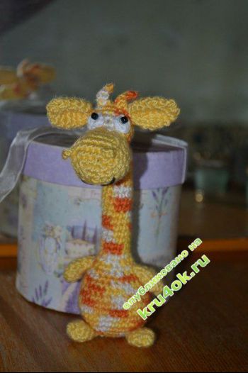 Вязаная игрушка - жираф амигуруми крючком