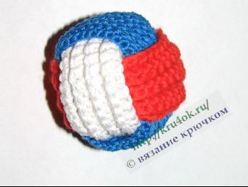 Трехцветный мячик, связанный крючком для начинающих