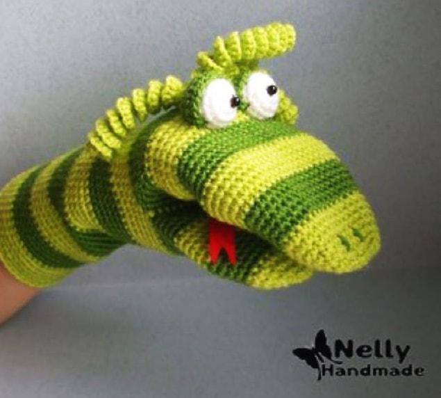 Амигуруми игрушка-варежка Змейка крючком