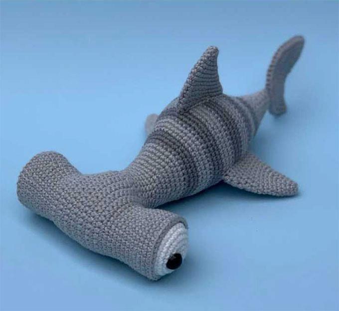 Амигуруми акула-молот крючком